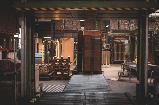 Fabrieksonderdelen in een kartonnen doos