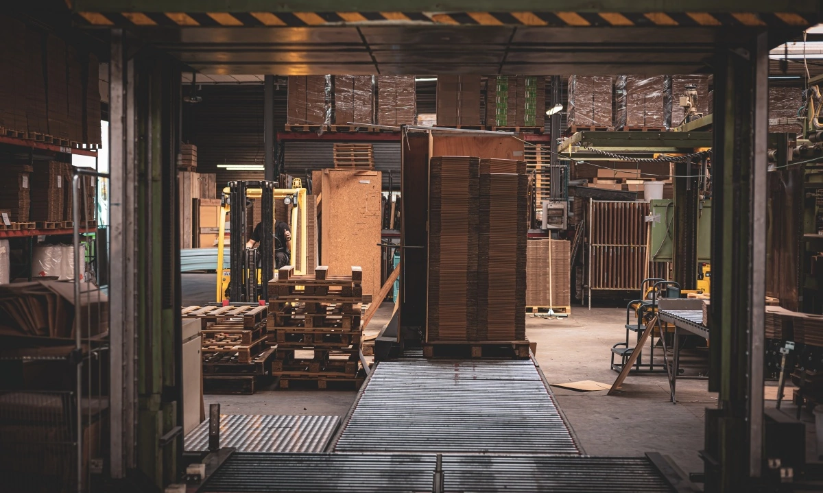 Fabrieksonderdelen in een kartonnen doos